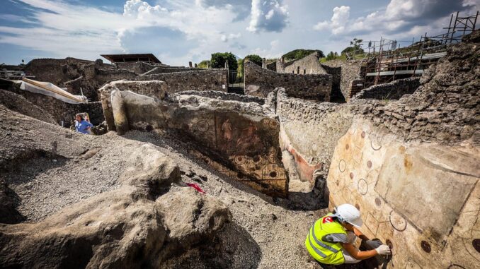 Foto de archivo de un arqueólogo durante unos trabajos de excavación en Pompeya, Italia. EFE/EPA/CESARE ABBATE
