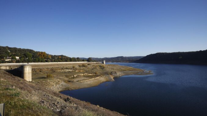 En la imagen de archivo, el embalse de San Rafael de Navallana con bajo nivel de agua embalsada por la falta de lluvias. EFE/ Salas
