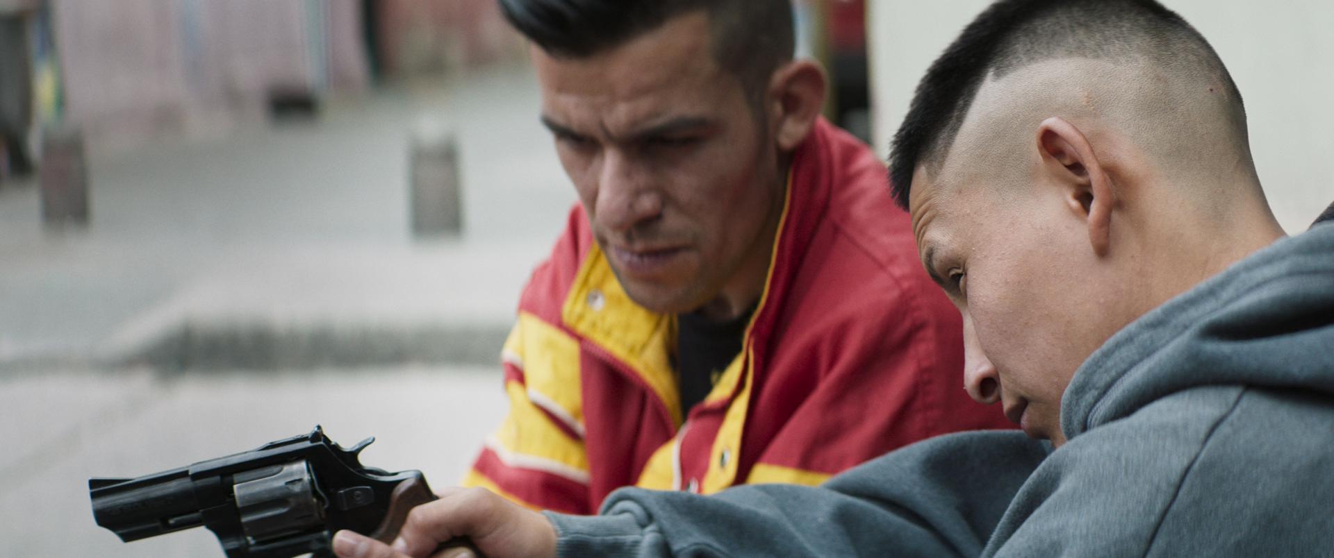 Fotograma cedido por el director y guionista colombiano Fabián Hernández donde aparece Dilan Felipe Ramírez (d) como Carlos durante una escena de su película 'Un varón' que se presenta hoy en el teatro del Instituto Cervantes en Los Ángeles, California, (EE. UU). EFE/Fabián Hernández
