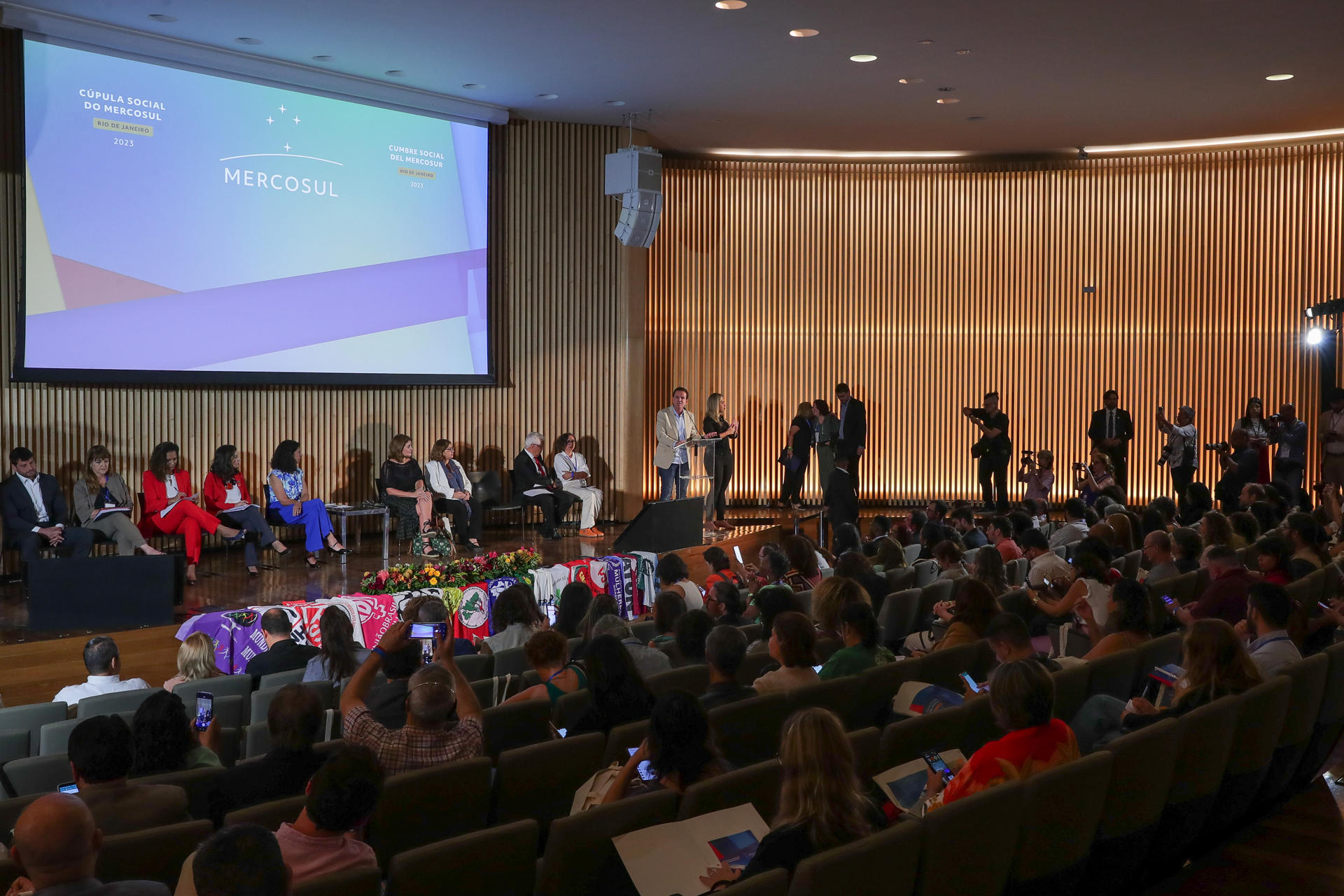 El alcalde de Río de Janeiro Eduardo Paes (c) habla hoy, durante la ceremonia de apertura de la Cumbre Social del Mercosur, en el Museo del Mañana, en Río de Janeiro (Brasil). EFE/André Coelho
