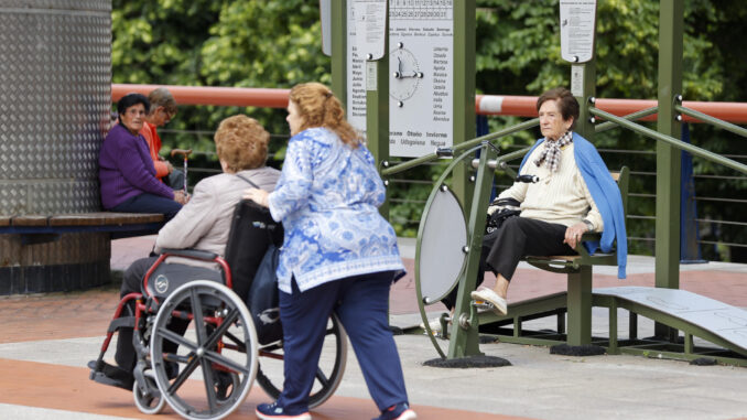 Imagen de archivo de una persona mayor haciendo ejercicio en un parque de Bilbao.EFE/Luis Tejido
