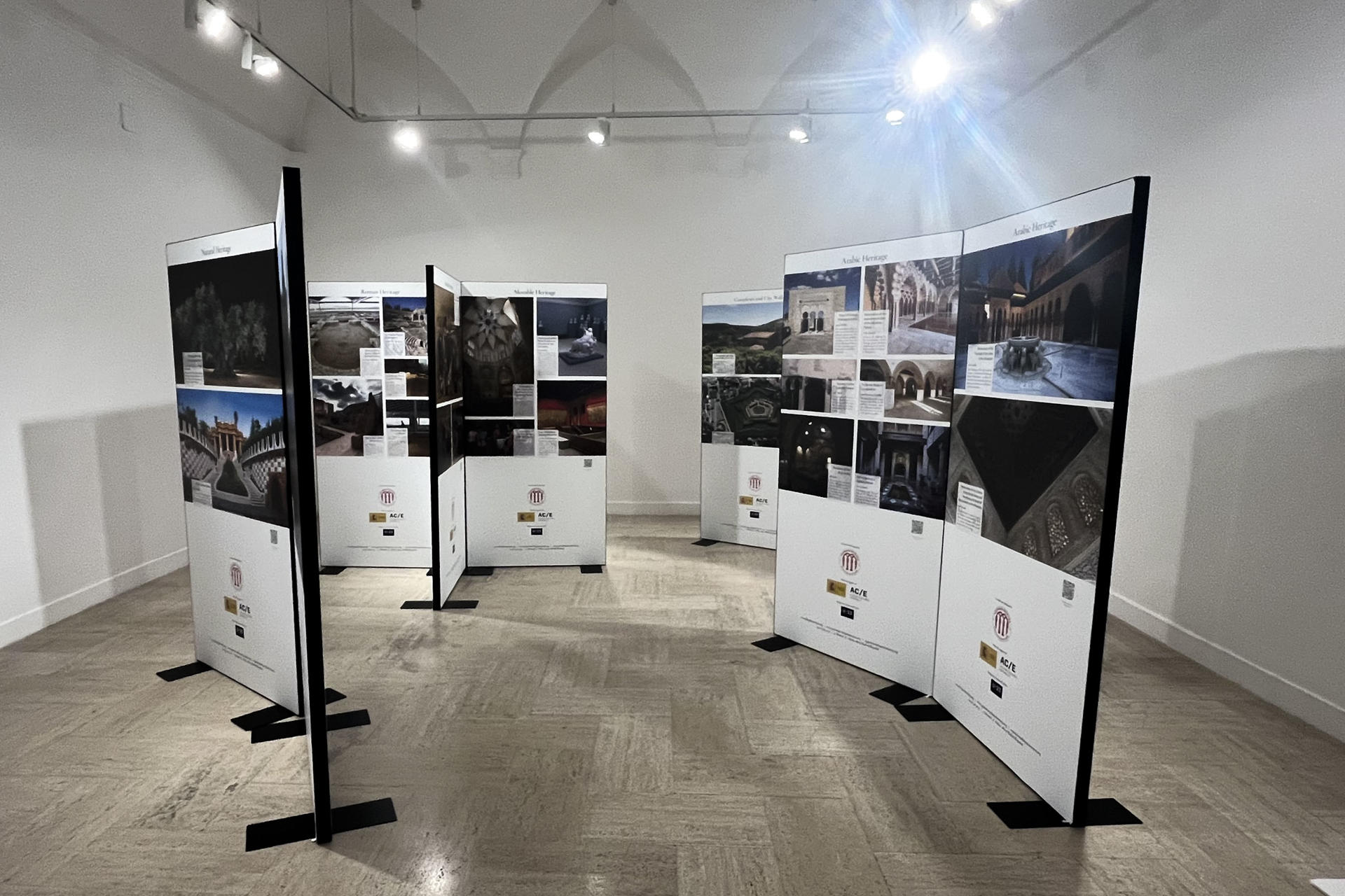 El patrimonio religioso, natural, industrial y civil español se podrá "re-conocer" desde hoy hasta enero en la Real Academia de España de Roma, en la colina del Gianicolo, uno de los puntos más altos de la Ciudad Eterna. En esta exposición, organizada por la asociación Hispania Nostra, se podrán apreciar a través de una serie de paneles una selección de los 219 monumentos españoles que desde 1978 han sido galardonados por los Premios "Europa Nostra. Reconociendo el Patrimonio Español en Europa", el más prestigioso galardón que se otorga en la Unión Europea en materia de patrimonio cultural. EFE/Miguel Salvatierra
