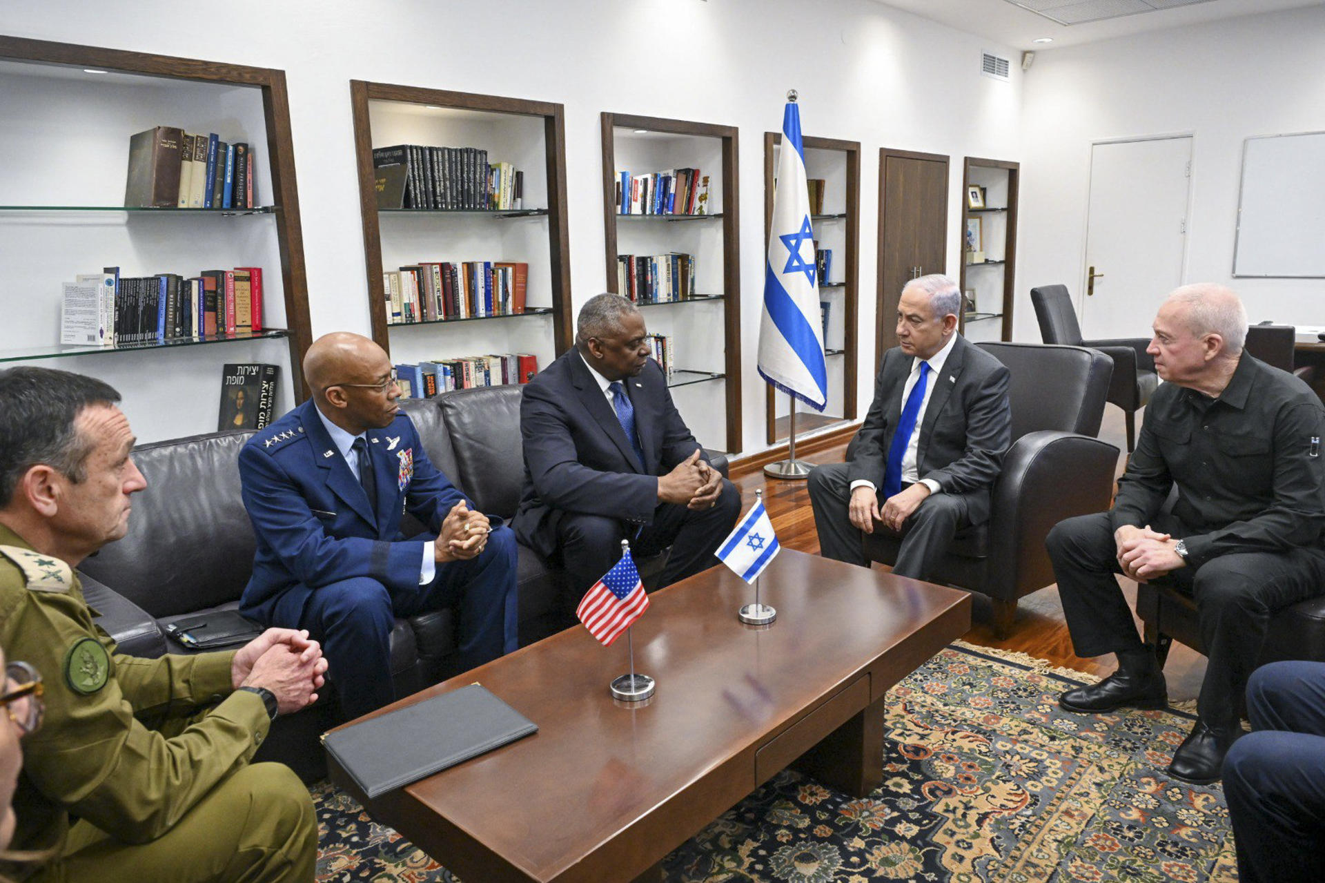 El secretario de Defensa de Estados Unidos, Lloyd Austin, con el primer ministro israelí, Benjamín Netanyahu, este lunes en Tel Aviv. EFE/ Gobierno De Israel SOLO USO EDITORIAL SOLO DISPONIBLE PARA ILUSTRAR LA NOTICIA QUE ACOMPAÑA (CRÉDITO OBLIGATORIO)
