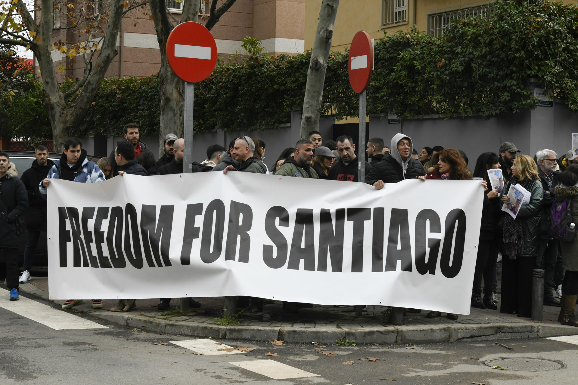 Concentración frente a la Embajada de Irán en Madrid para reclamar la puesta en libertad del español Santiago Sánchez Cogedor, retenido en Irán desde octubre de 2022, en una imagen de archivo. EFE/ Victor Lerena
