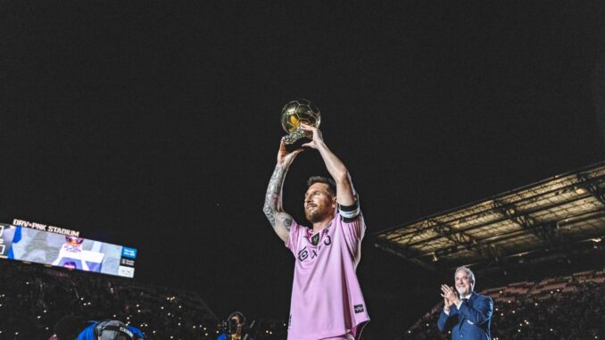 Fotografía cedida hoy por Inter Miami CF donde aparece Lionel Messi mientras celebra su octavo Balón de Oro, el 11 de noviembre de 2023 en el estadio DRV PNK en Fort Lauderdale, Florida (EE.UU). EFE/Inter Miami
