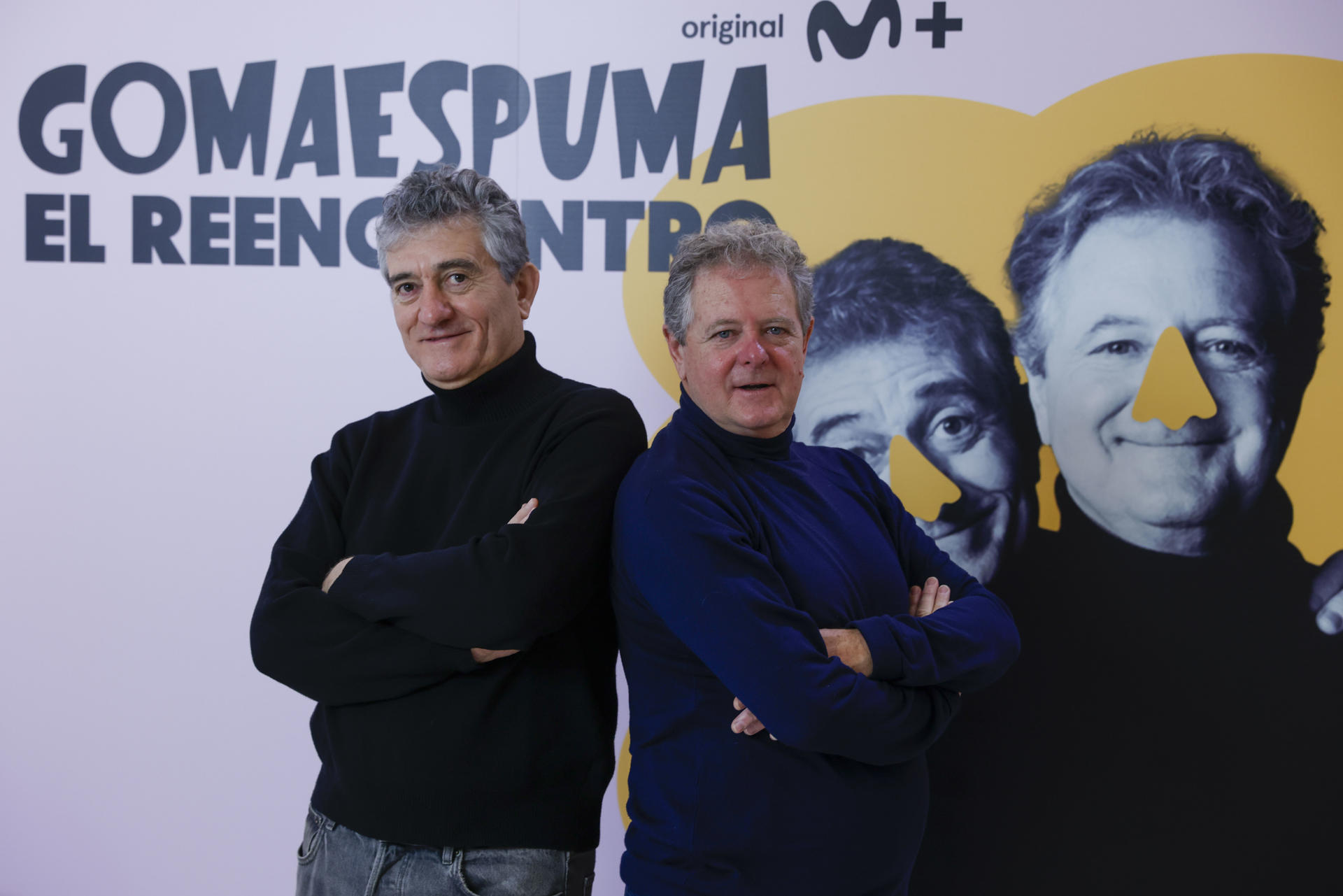 Guillermo Fesser (i) y Juan Luis Cano (d) posan para una foto durante la presentación del especial 'Gomaespuma, el reencuentro', un programa de Movistar Plus+ con fines benéficos que supone la reunión de Fesser y Cano 17 años después de la separación de Gomaespuma, este viernes, en Madrid. EFE/ Aitor Martín
