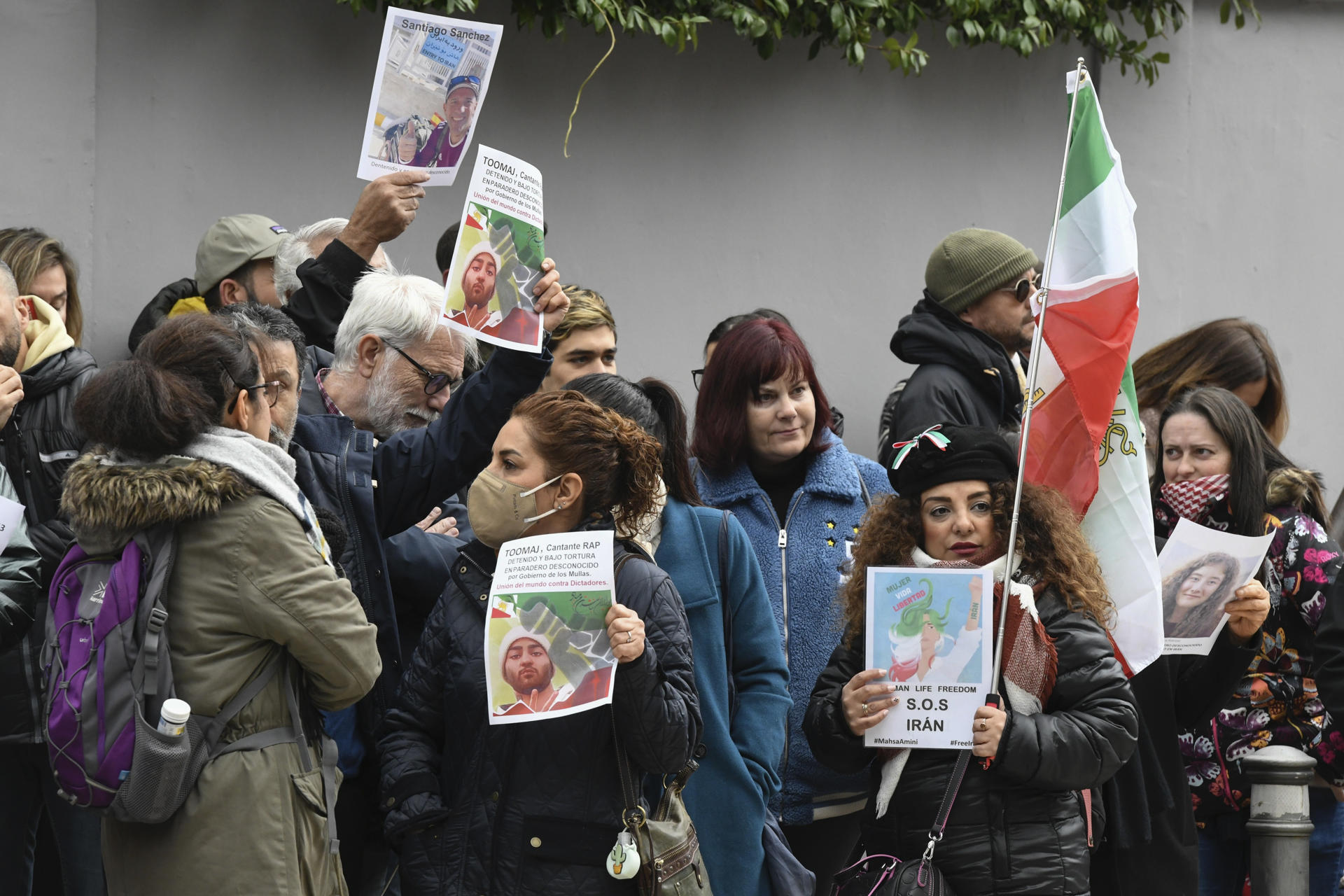 Concentración frente a la Embajada de Irán en Madrid para reclamar la puesta en libertad del español Santiago Sánchez Cogedor, retenido en Irán desde octubre de 2022, en una imagen de archivo. EFE/Victor Lerena
