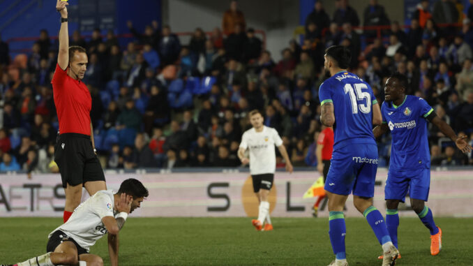 El colegiado Mario Melero López (i) enseña la cartulina amarilla al defensa paraguayo del Getafe, Omar Alderete (2d) durante un partido contra el Getafe en la temporada 2022-2023, en una foto de archivo. EFE / JuanJo Martín
