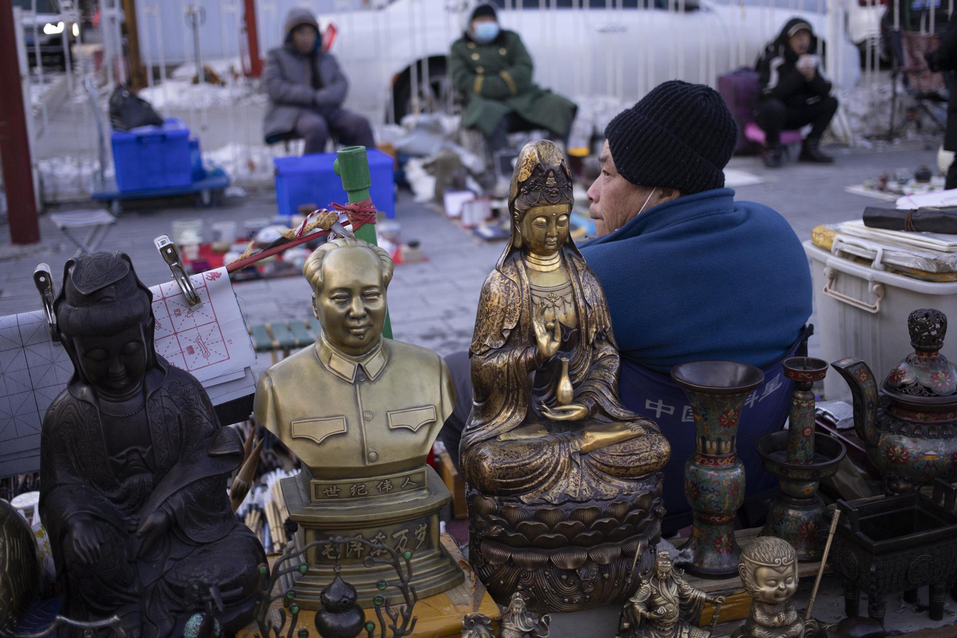 Un busto de Mao Zedong (2 izq) a la venta, entre otros productos, en un mercado de Pekín, el 26 de diciembre de 2023. EFE/EPA/ANDRÉS MARTÍNEZ CASARES
