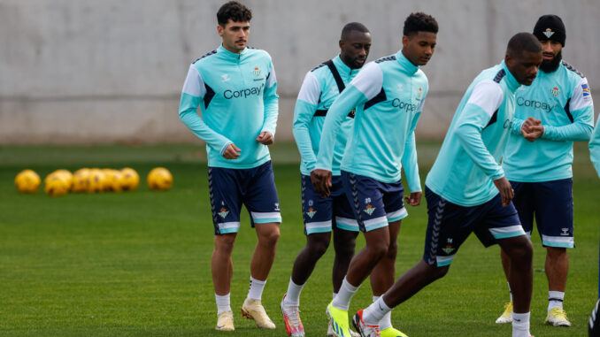 El centrocampista estadounidense Johnny Cardoso (izq) durante el entrenamiento con el equipo en la Ciudad Deportiva del club verdiblanco y bajo las órdenes del chileno Manuel Pellegrini. EFE/ Julio Muñoz
