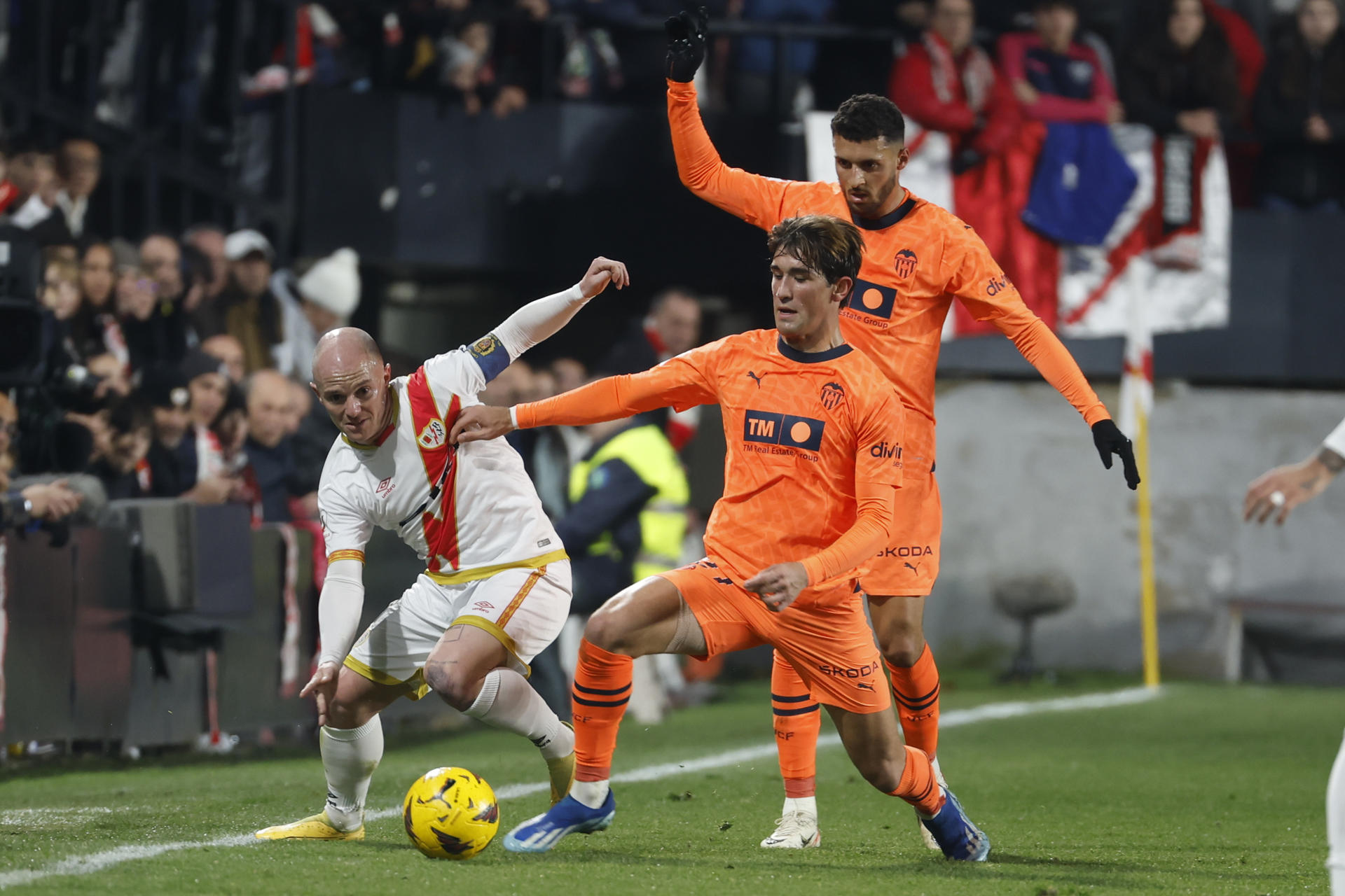 El centrocampista del Rayo Vallecano Isi Palazón (i) pelea un balón con el defensa del Valencia Jesús Vázquez durante el partido de LaLiga en el estadio de Vallecas. EFE/ Javier Lizón
