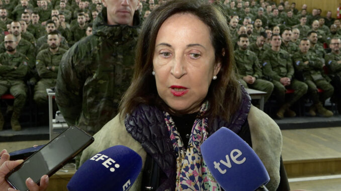 La ministra de Defensa española, Margarita Robles (c), ofrece declaraciones durante una visita a los militares españoles en la base de Adazi (Letonia) el pasado 4 de diciembre de 2023. EFE/ Jesús Bartolomé/Archivo
