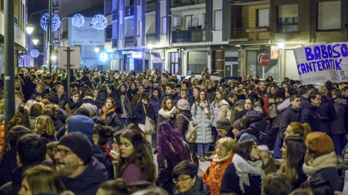 Unas 2.800 personas, según la organización, se han manifestado hoy en Gernika en apoyo de la joven de este municipio que ha denunciado por agresión sexual al que fue su entrenador en el club Lointek Gernika, Mario López. EFE/Javier Zorrilla
