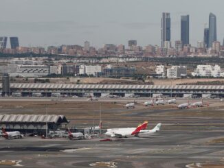 Vista de un avión de Iberia en la Terminal 1 del aeropuerto de Adolfo Suárez Madrid-Barajas en una imagen de archivo. EFE/Mariscal
