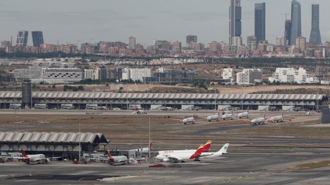 Vista de un avión de Iberia en la Terminal 1 del aeropuerto de Adolfo Suárez Madrid-Barajas en una imagen de archivo. EFE/Mariscal
