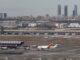 Vista de un avión de Iberia en la Terminal 1 del aeropuerto de Adolfo Suárez Madrid-Barajas en una imagen de archivo. EFE/Mariscal