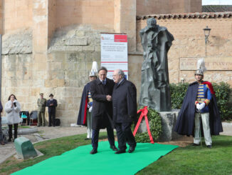 El presidente del Consejo Económico y Social de Castilla y León (CES), Enrique Cabero (d) preside este domingo la tradicional ofrenda floral del homenaje al escritor Miguel de Unamuno con motivo del aniversario de su fallecimiento, el 31 de diciembre, hace 87 años. EFE/J.M. García