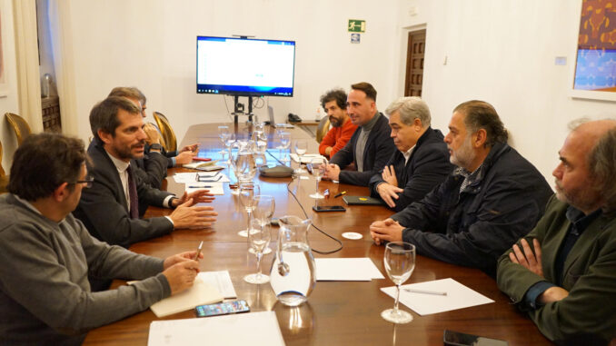 El ministro de Cultura, Ernest Urtasun (2i), durante una reunión con exhibidores del sector audiovisual este martes. Urtasun ha mantenido, entre ayer y hoy, tres encuentros con representantes de las principales asociaciones de productores, distribuidores y exhibidores del sector audiovisual. EFE/Ministerio de Cultura SOLO USO EDITORIAL/SOLO DISPONIBLE PARA ILUSTRAR LA NOTICIA QUE ACOMPAÑA (CRÉDITO OBLIGATORIO)
