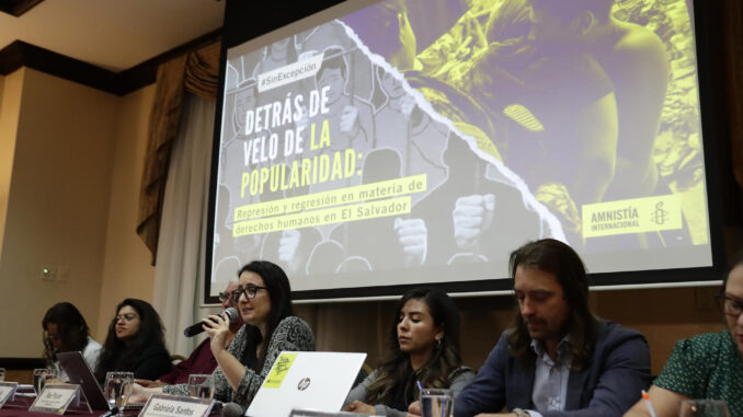 Ana Piquer (c-i), directora para las Américas de Amnistía Internacional, habla hoy durante la presentación de un informe en San Salvador (El Salvador). EFE/Rodrigo Sura
