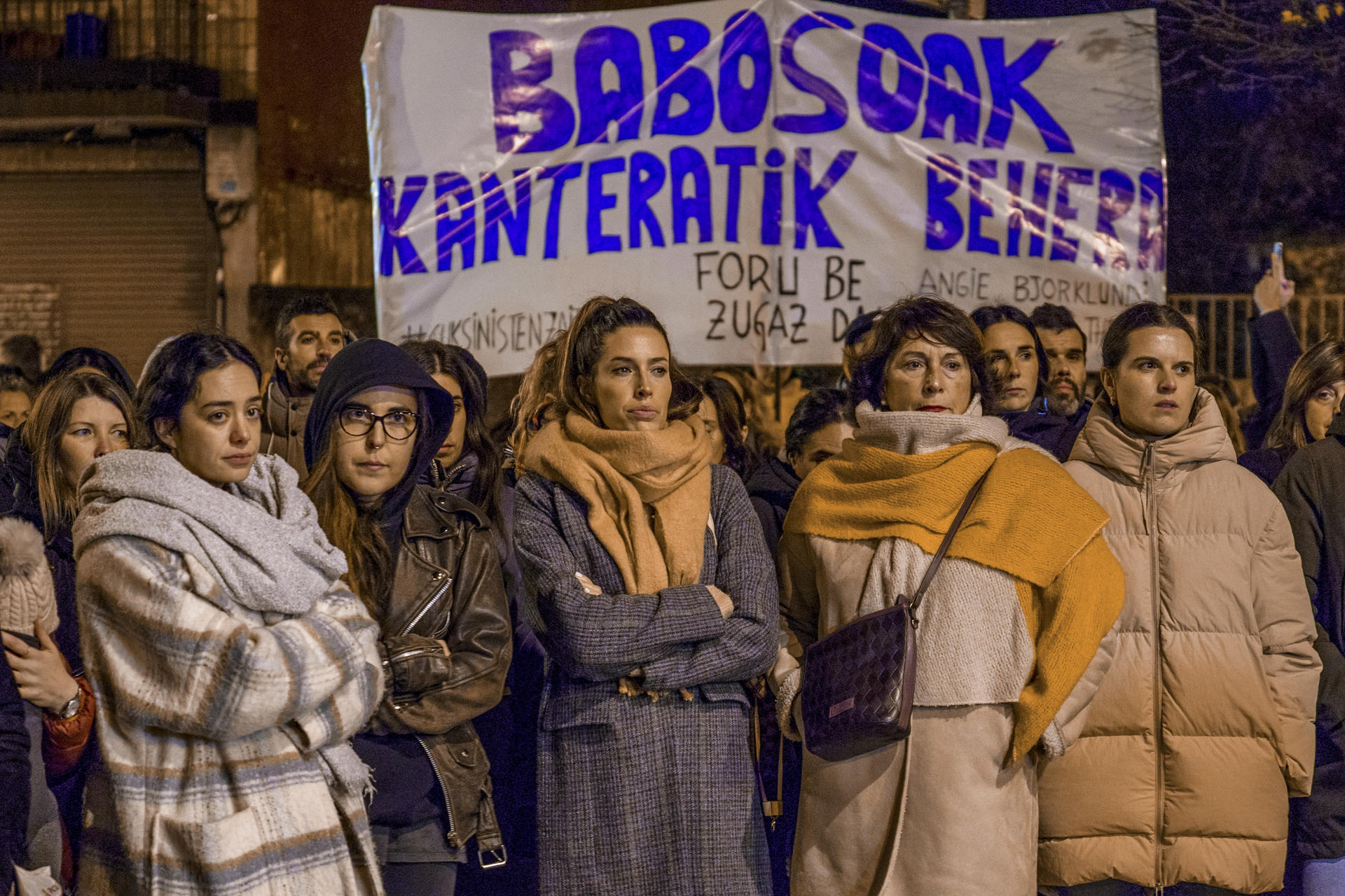 Unas 2.800 personas, según la organización, se han manifestado hoy en Gernika en apoyo de la joven de este municipio que ha denunciado por agresión sexual al que fue su entrenador en el club Lointek Gernika, Mario López. EFE/Javier Zorrilla
