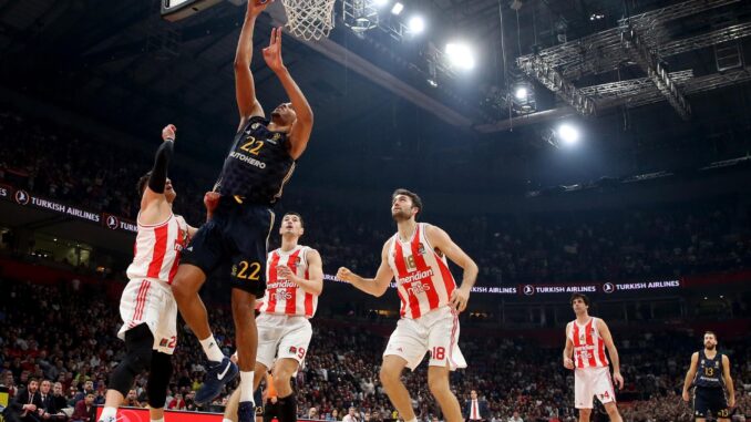 El pivot del Real Madrid Walter Tavares (d ) en acción contra Nemanja Nedovic (I) durante el partido de la Euroliga que han jugado en Belgrado, Serbia. EFE/EPA/ANDREJ CUKIC
