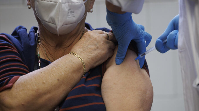 Un paciente recibe una dosis de la vacuna antigripal. EFE/Sergio Pérez
