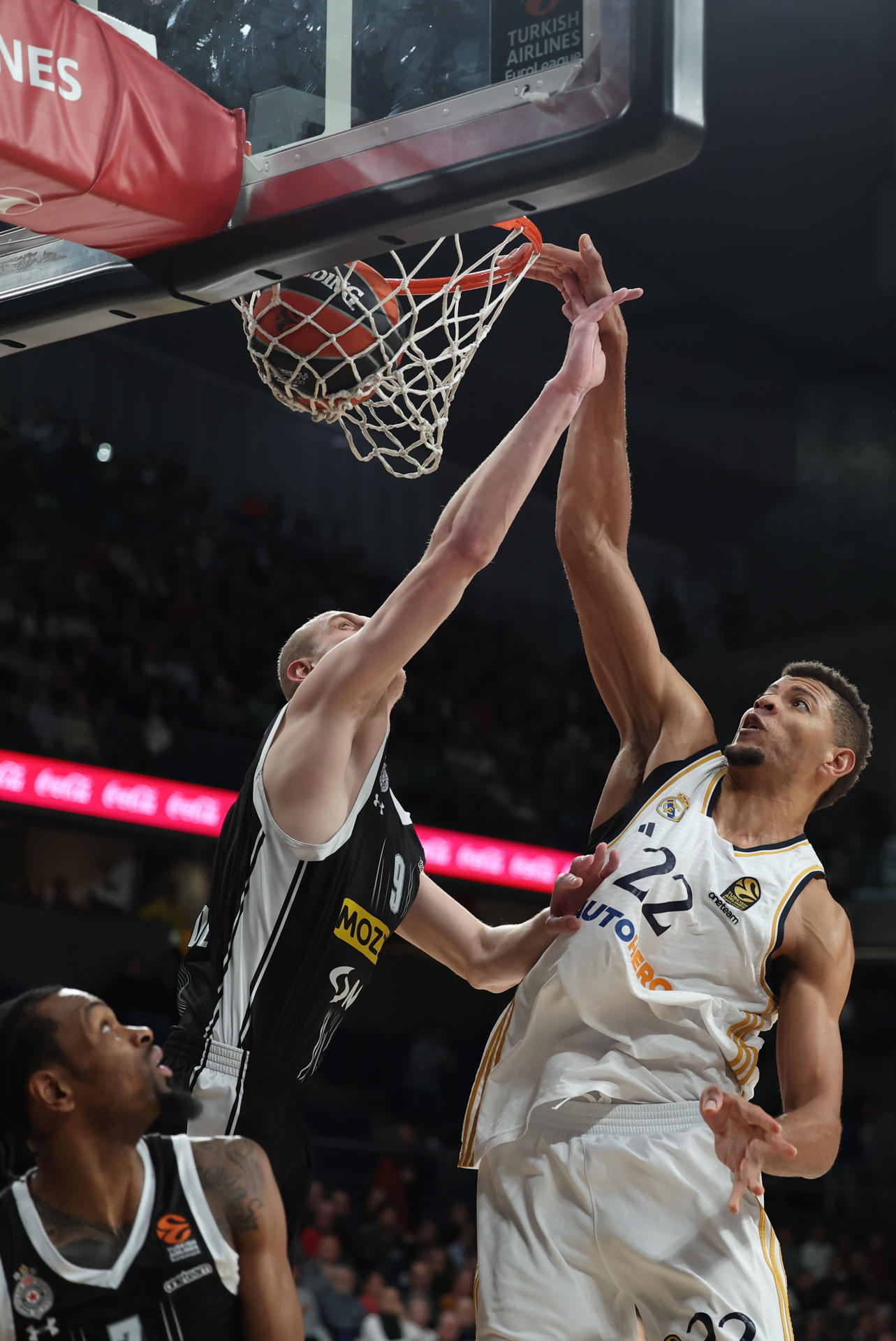 El pívot caboverdiano del Real Madrid Walter Tavares (d) machaca ante Alen Smailagic (i), pívot serbio del Partizán, durante el partido de la jornada 16 de la EuroLiga que Real Madrid y Partizán de Belgrado disputaron en el WiZink Center, en Madrid. EFE/Kiko Huesca
