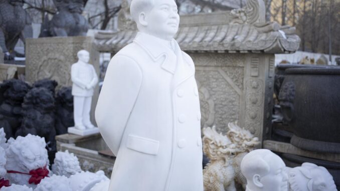 Estatuas de Mao Zedong en un mercado de Pekín el 26 de diciembre de 2023. EFE/EPA/ANDRÉS MARTÍNEZ CASARES
