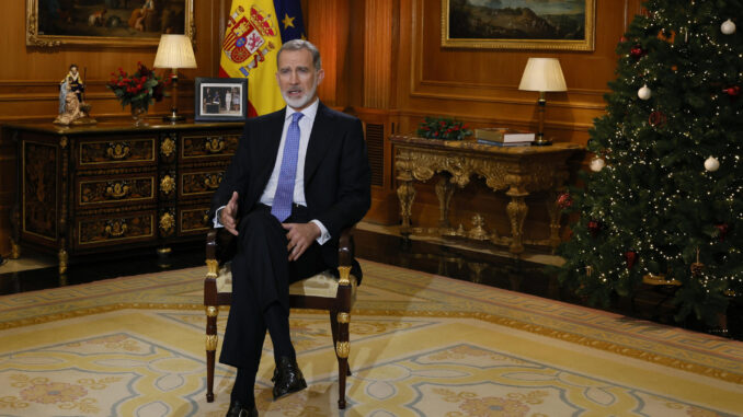 El rey Felipe VI en su tradicional mensaje de Navidad, el décimo de su reinado. EFE/ Ballesteros   POOL
