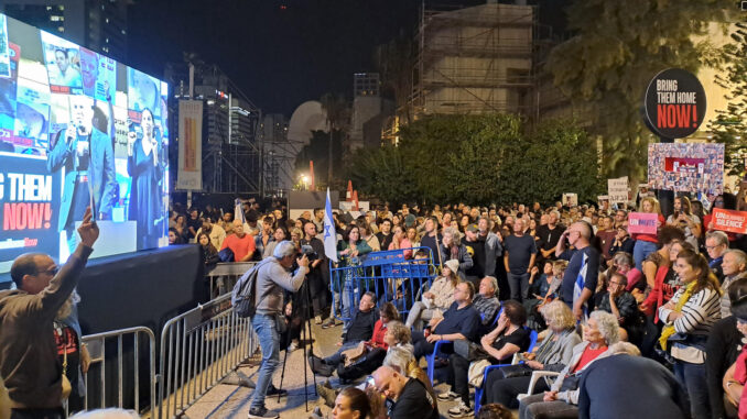 Participantes en una concentración en Tel Aviv para pedir la liberación de los secuestrados por Hamás. EFE/Jorge Fuentelsaz Franganillo
