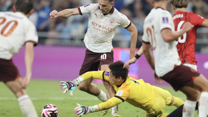 El portero del Urawa Shusaku Nishikawa (d) en acción contra Jack Grealish en la segunda semifinal que se ha disputado en Yeda, Arabia Saudí. EFE/EPA/ALI HAIDER
