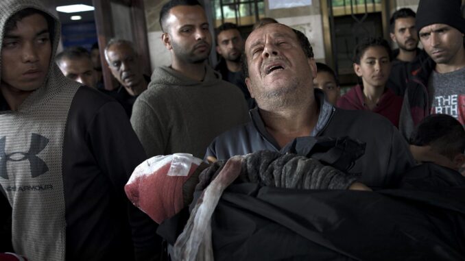 Un hombre con el cuerpo de su hijo muerto en el Hospital Nasser de Jan Yunis, en el sur de la Franja de Gaza, el 27 de diciembre de 2023. EFE/EPA/HAITHAM IMAD
