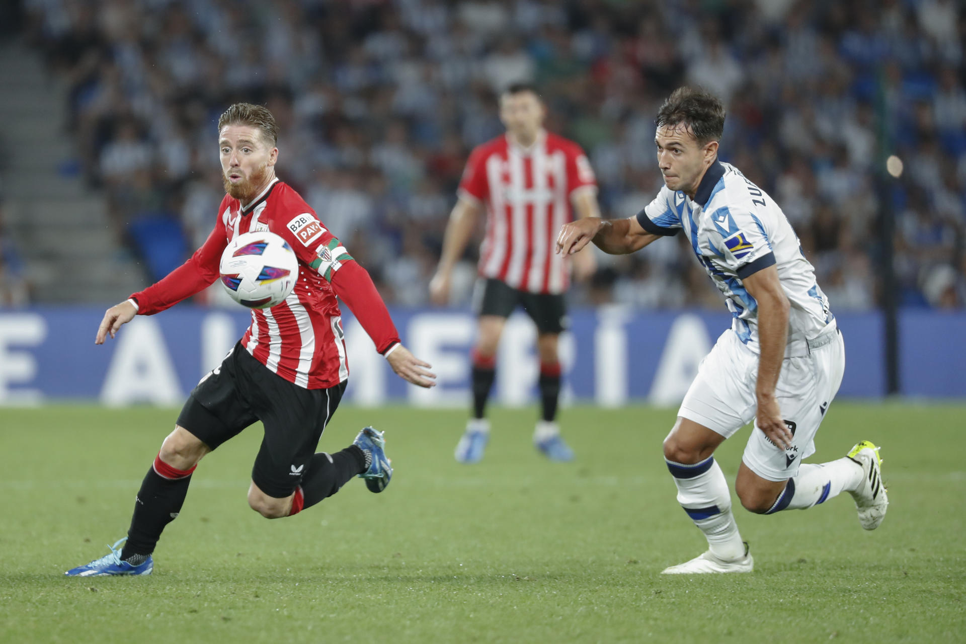 El centrocampista del Athletic Iker Muniain (i), en una foto de archivo. EFE/Juan Herrero
