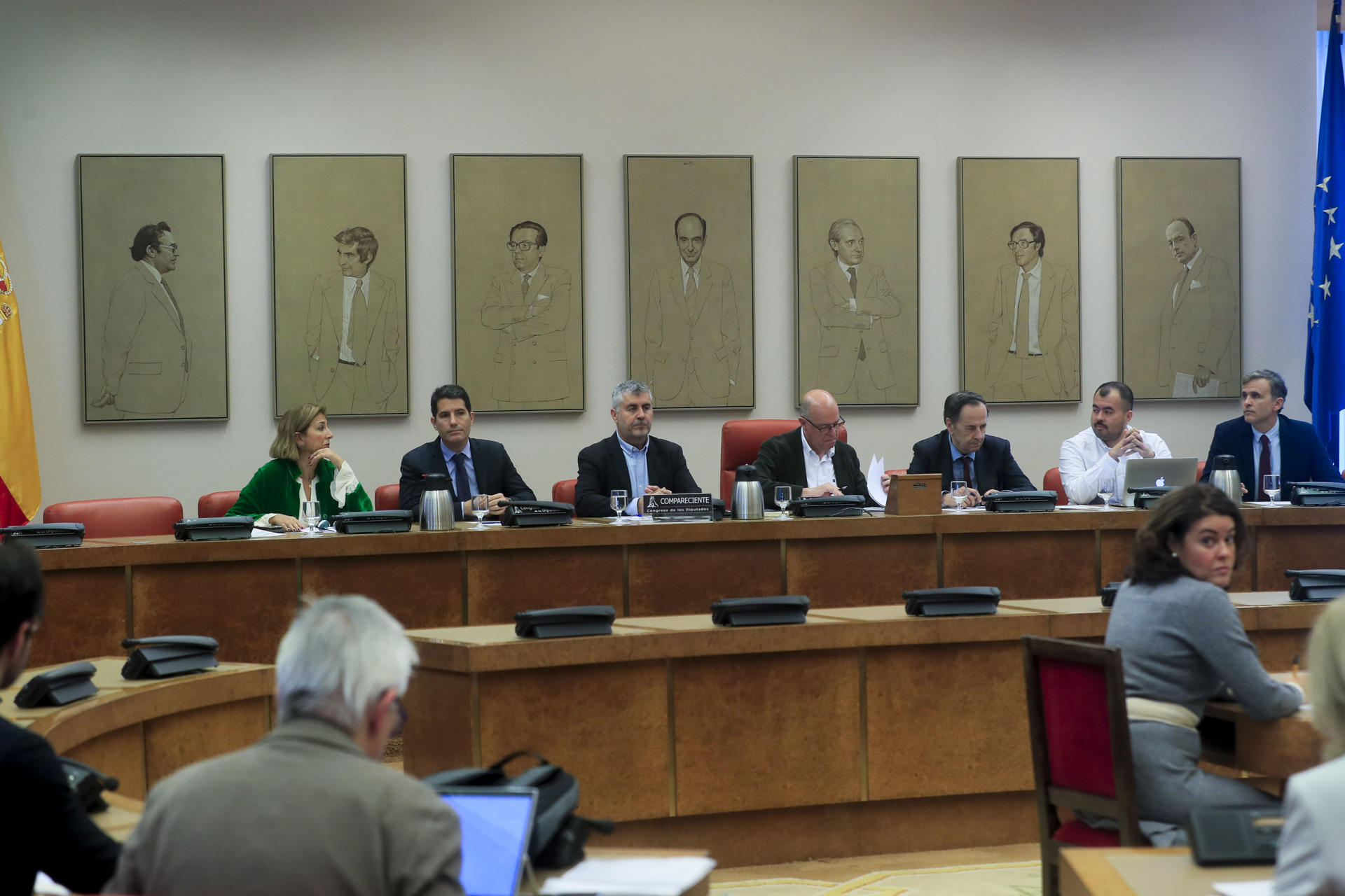 El periodista Miguel Ángel Oliver (3i) comparece ante la Comisión Constitucional del Congreso, que determinará su idoneidad como candidato para presidir la Agencia EFE, a propuesta del Gobierno, este jueves en el Congreso de los Diputados. EFE/ Fernando Alvarado
