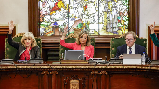 La alcaldesa de Pamplona, Cristina Ibarrola (c) durante el pleno extraordinario convocado antes de la moción de censura en el Ayuntamiento de Pamplona, este jueves. La primera moción de censura de la historia democrática del Ayuntamiento de Pamplona despojará de la alcaldía a UPN y dará paso a un gobierno local liderado por EH Bildu con el apoyo de PSN, Geroa Bai y Contigo-Zurekin. EFE/Villar López
