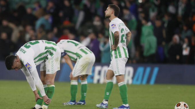 Los jugadores del Betis se lamentan tras la derrota contra el Rangers. EFE/ Jose Manuel Vidal
