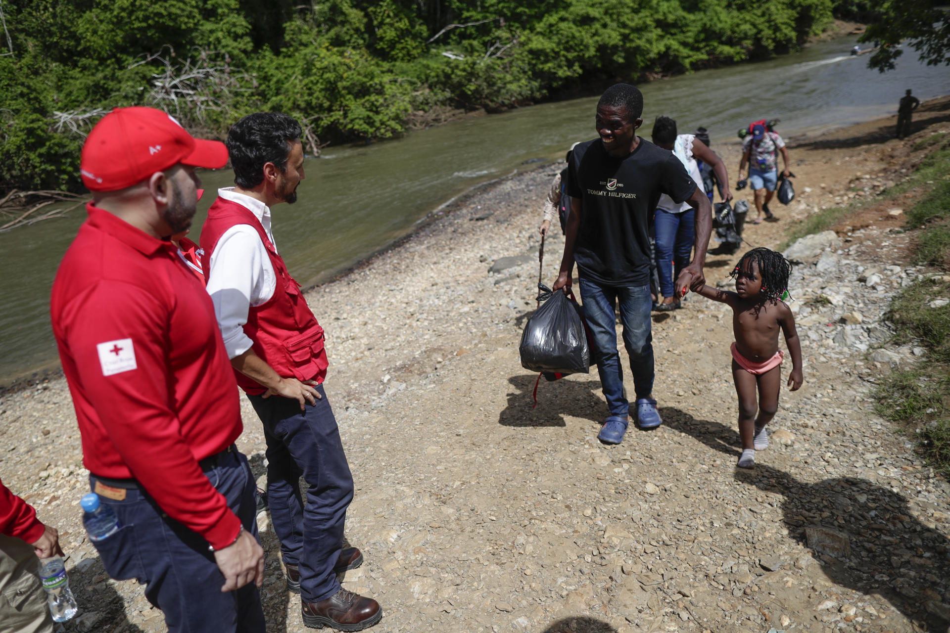 El embajador de España en Panamá, Guzmán Palacios (2-i), observa el paso de migrantes luego de atravesar la selva del Darién en la Estación de Recepción Migratoria (ERM) de Lajas Blancas en Metetí, el 18 de diciembre de 2023, provincia de Darién (Panamá). EFE/ Bienvenido Velasco
