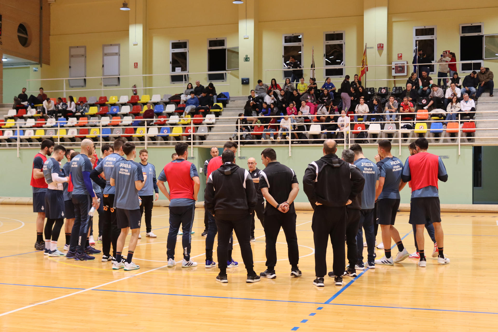 Los jugadores de la selección española masculina de balonmano durante entrenamiento celebrado este miércoles en Ceuta, en el marco de la concentración de cinco días para preparar el Campeonato de Europa de 2024 que se disputará en Alemania. EFE/Rafael Peña
