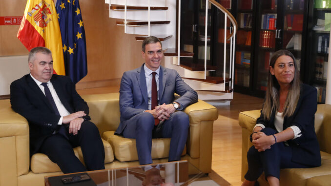 Imagen de archivo del presidente del Gobierno, Pedro Sánchez (c) con la portavoz de Junts per Catalunya (JxCat) en el Congreso, Míriam Nogueras, junto a ellos, el secretario de Organización del PSOE, Santos Cerdán (i) EFE/ J.P.GANDUL
