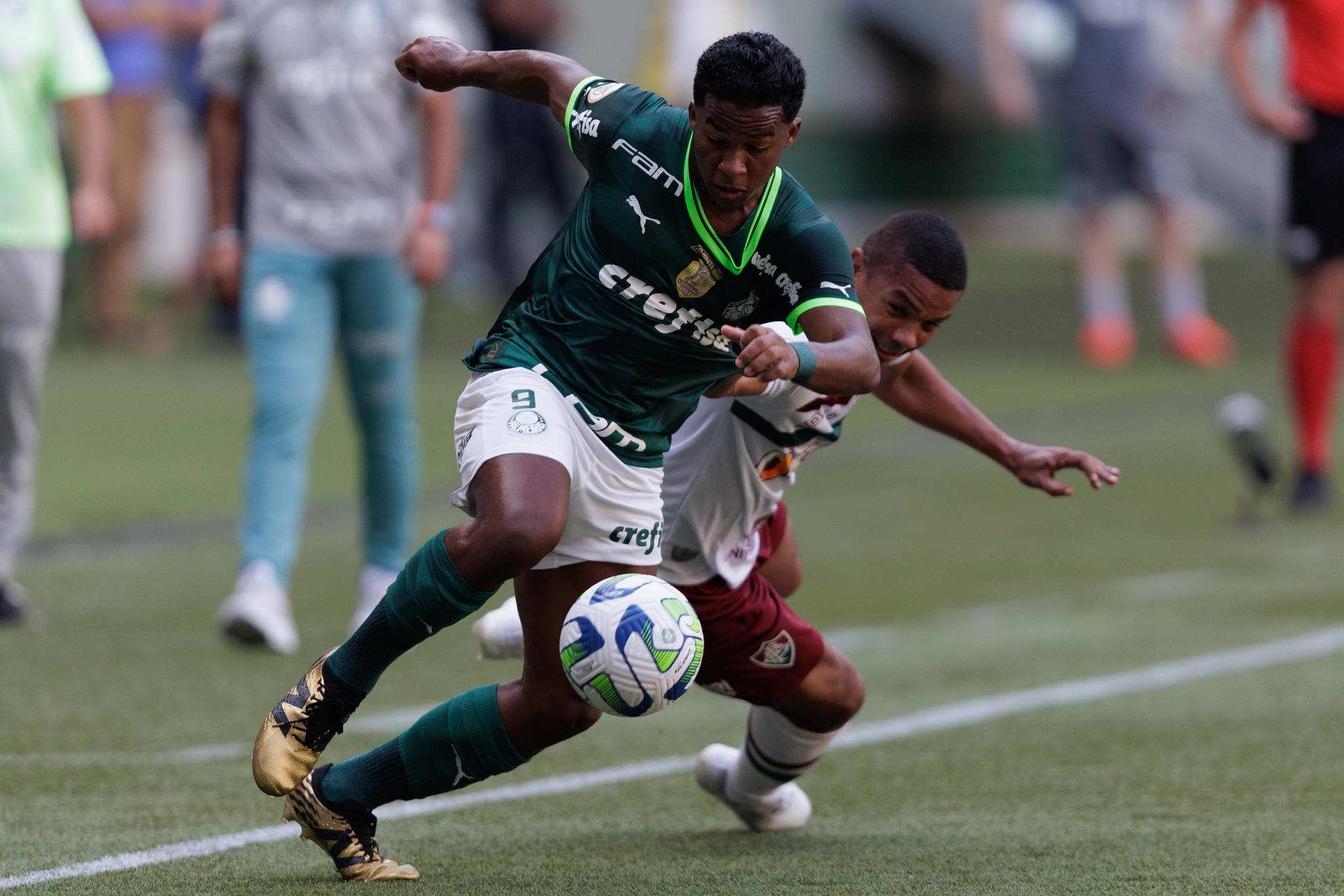 El jugador del Palmeiras Endrick realiza una jugada durante el partido válido por la penúltima jornada de la serie A del campeonato brasileño entre el Palmeiras y el Fluminense, hoy en el Allianz Parque de São Paulo (Brasil). EFE/ Isaac Fontana
