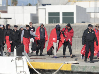 Salvamento marítimo ha rescatado a 23 personas de origen marroquí cuando intentaban llegar ilegalmente a las costas españolas. En la imagen los rescatados se dirigen al autobus para ser trasladados por la policía nacional y guardia civil. EFE/A.Carrasco Ragel.