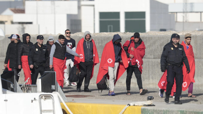 Salvamento marítimo ha rescatado a 23 personas de origen marroquí cuando intentaban llegar ilegalmente a las costas españolas. En la imagen los rescatados se dirigen al autobus para ser trasladados por la policía nacional y guardia civil. EFE/A.Carrasco Ragel.
