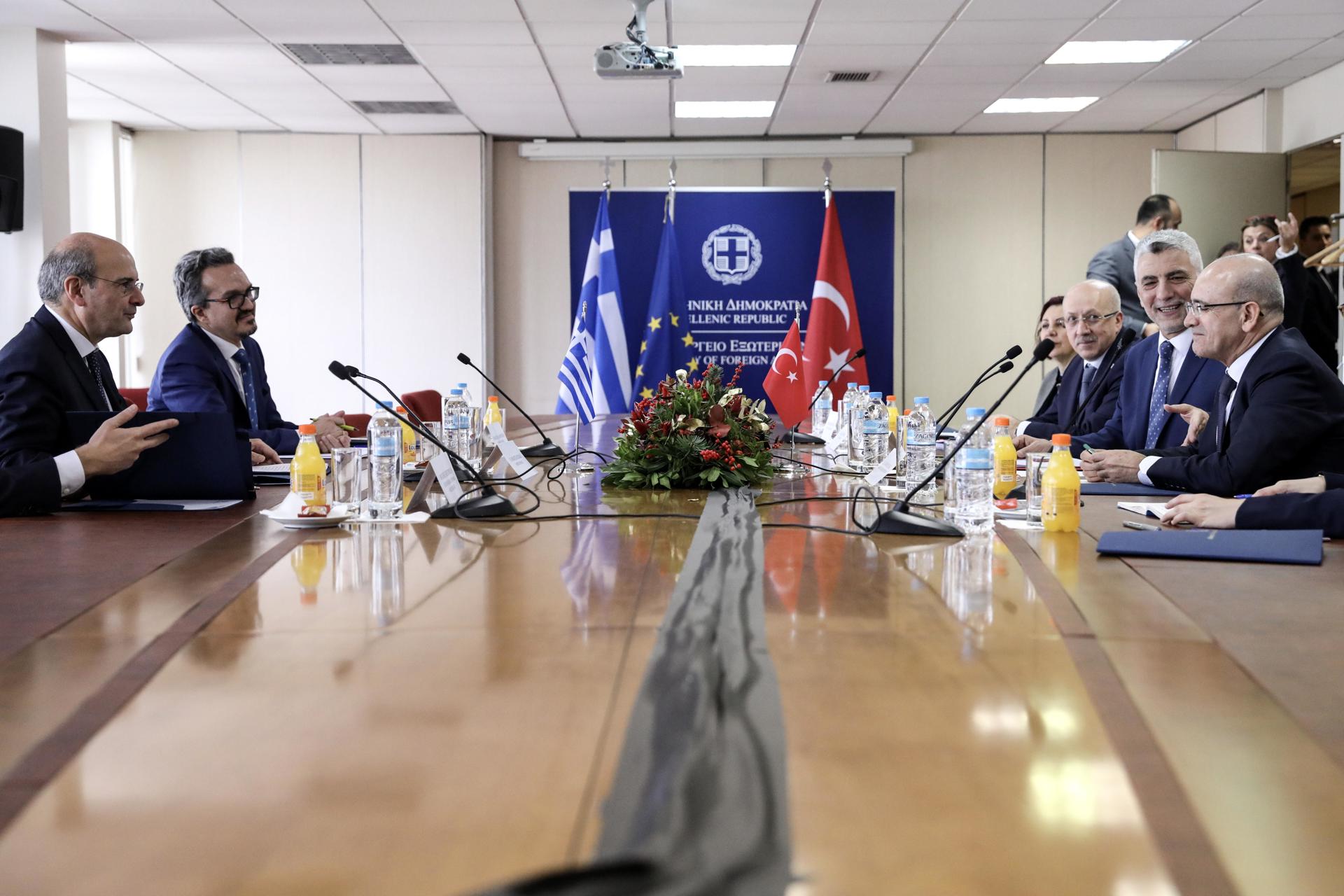 El ministro de Finanzas griego, Kostis Hatzidakis (I) conversa con su homólogo turco, Mehmet Simsek (D) en Atenas. EFE/EPA/GEORGE VITSARAS
//////////
Atenas (Grecia), 07/12/2023.- El Ministro de Finanzas griego Kostis Hatzidakis (L) conversa con su homólogo turco Mehmet Simsek (R) durante su reunión, en el marco del V Consejo de Cooperación de Alto Nivel Grecia-Turquía, en Atenas, Grecia, 7 de diciembre de 2023. El encuentro se produce en el contexto de la visita del presidente turco, Tayyip Erdogan, con motivo del V Alto Consejo de Cooperación entre Grecia y Turquía celebrado en Atenas. Se espera la firma de acuerdos, memorandos y declaraciones conjuntas en los ámbitos de la cooperación económica y comercial, la salud, la educación, el turismo, los deportes, la investigación/tecnología y el desarrollo rural. (Grecia, Turquía, Atenas) EFE/EPA/GEORGE VITSARAS
