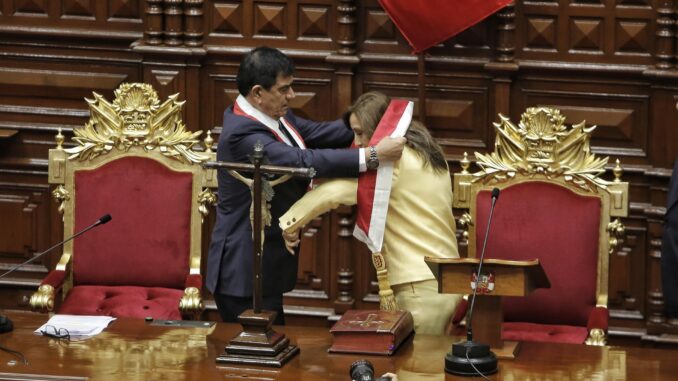 Dina Boluarte recibe la banda presidencial del presidente del Congreso, José Williams (i), en la sede del Congreso en Lima (Perú), el 7 de diciembre de 2022. EFE/STR
