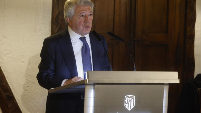 El presidente del Atlético de Madrid, Enrique Cerezo, da un discurso durante el almuerzo navideño celebrado por el club con los medios de comunicación, este jueves, en Madrid. EFE/ Aitor Martín
