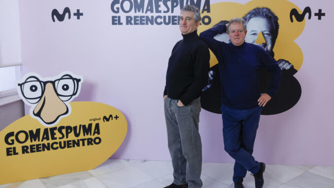 Guillermo Fesser (i) y Juan Luis Cano (d) posan para una foto de grupo durante la presentación del especial 'Gomaespuma, el reencuentro', un programa de Movistar Plus+ con fines benéficos que supone la reunión de Fesser y Cano 17 años después de la separación de Gomaespuma, este viernes, en Madrid. EFE/ Aitor Martín
