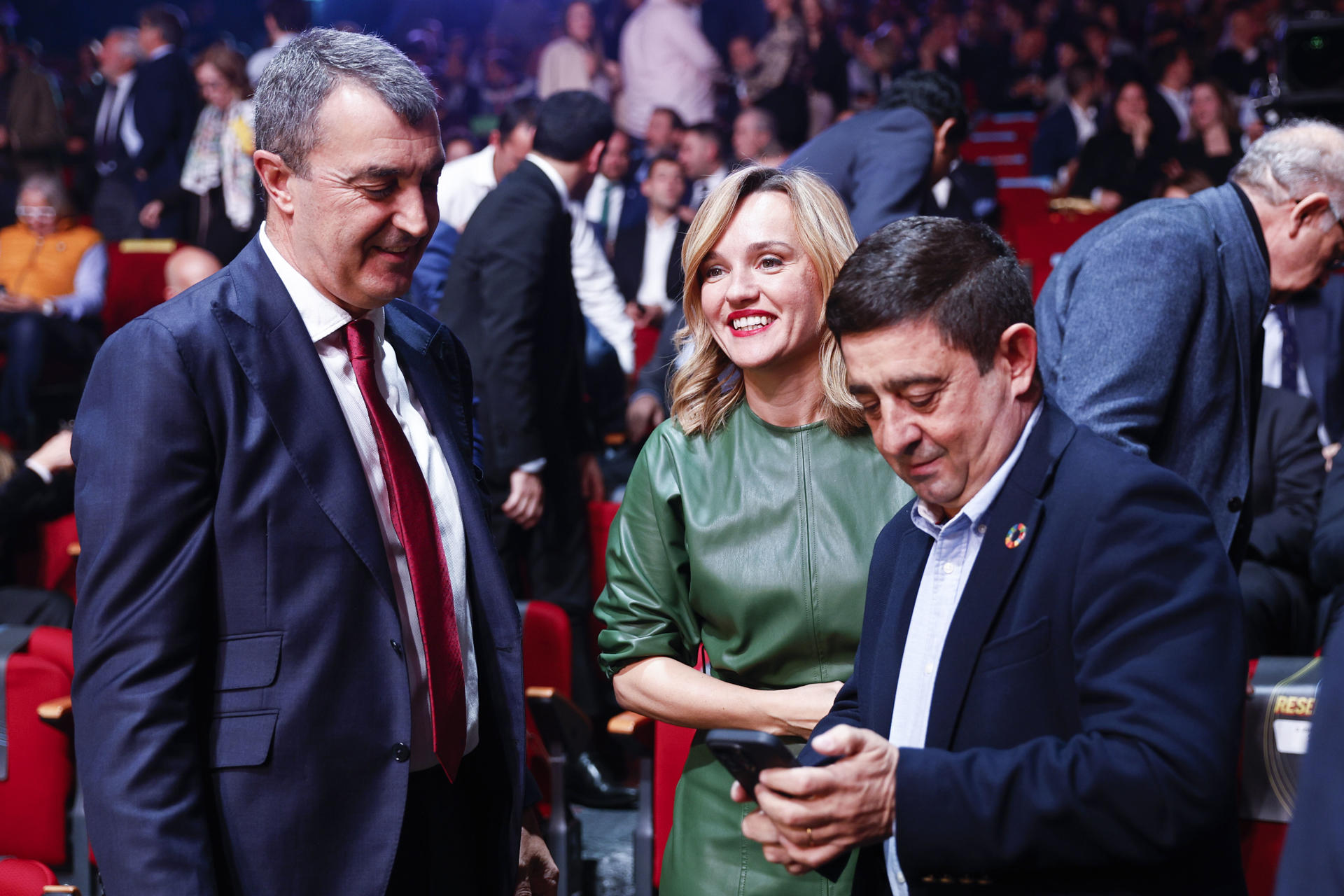 El director general de La Vuelta, Javier Guillén (i) y La ministra de Educación, Formación Profesional y Deportes y portavoz del Gobierno, Pilar Alegría, participan de la presentación del recorrido de La Vuelta 2024 en Madrid, este martes. La 79 edición de La Vuelta a España tendrá 21 etapas en su edición de 2024, que arrancará el 17 de agosto en Lisboa y terminará el 8 de septiembre en Madrid. EFE/ Rodrigo Jiménez
