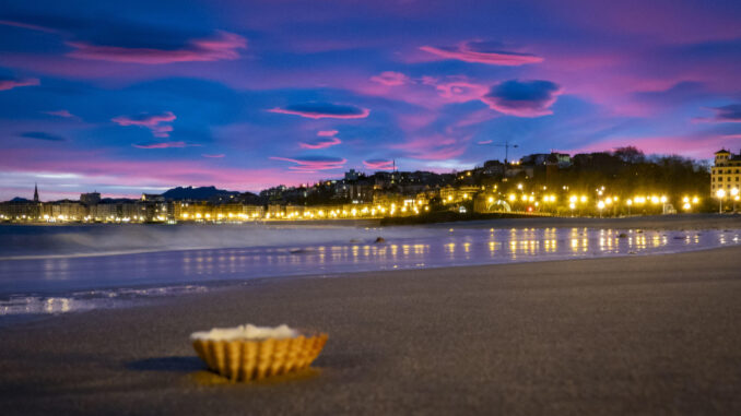 Vista del amanecer este jueves en la playa de Ondarreta de San Sebastián. EFE/Javier Etxezarreta
