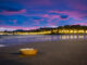 Vista del amanecer este jueves en la playa de Ondarreta de San Sebastián. EFE/Javier Etxezarreta