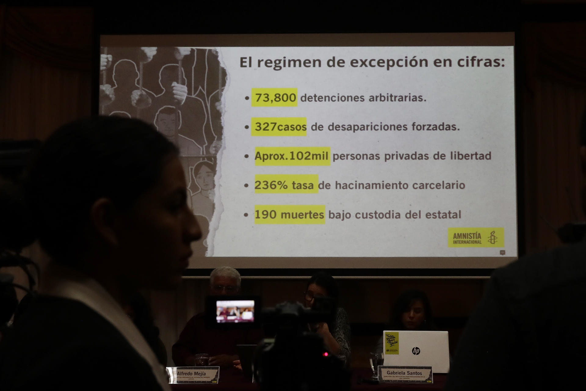 Vista hoy de una diapositiva con cifras que deja el régimen de excepción salvadoreño, durante la presentación de un informe de Amnistía Internacional en San Salvador (El Salvador). EFE/ Rodrigo Sura
